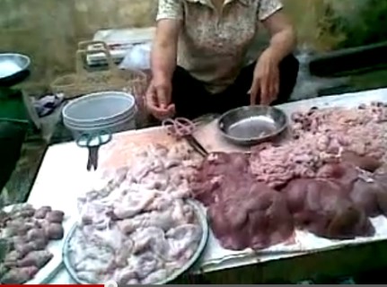 Lòng lợn non trong chợ T.P từ lâu là món ăn khoái khẩu của nhiều công nhân và người dân ở Thái Bình.